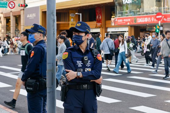 지난 20일 타이베이의 한 쇼핑몰 앞에 전날 '외로운 늑대' 테러 희생자들을 위한 시민들의 꽃과 추모 메시지가 놓여 있다. 라이칭더 대만 총통은 이날 병원을 찾아 참혹한 지하철 테러 사건에 대한 철저한 공개 조사를 약속했다. AFP