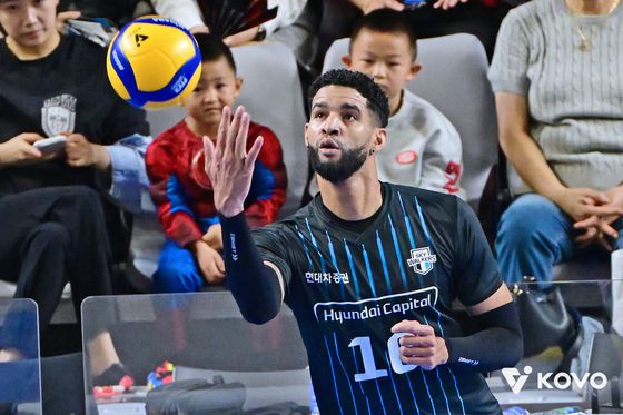 2024~25시즌 현대캐피탈의 트레블을 이끌 당시 레오. 서브를 넣기 위해 공을 띄우고 있다. [사진 KOVO]