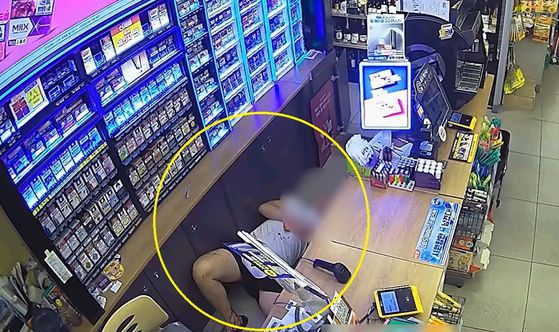 지난 10월 24일 새벽 택시를 훔쳐 달아나다 교통사고를 낸 20대 남성이 출동한 경찰에 현행범으로 체포되고 있다. [사진 대전경찰청]