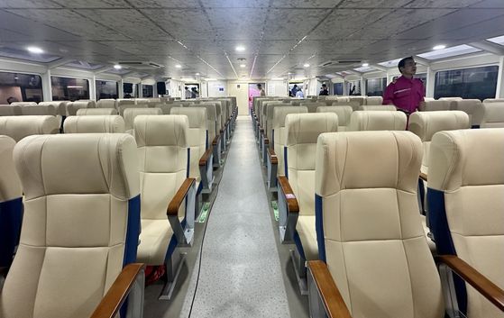 한강버스에 직접 탑승한 오세훈 서울시장. 문희철 기자