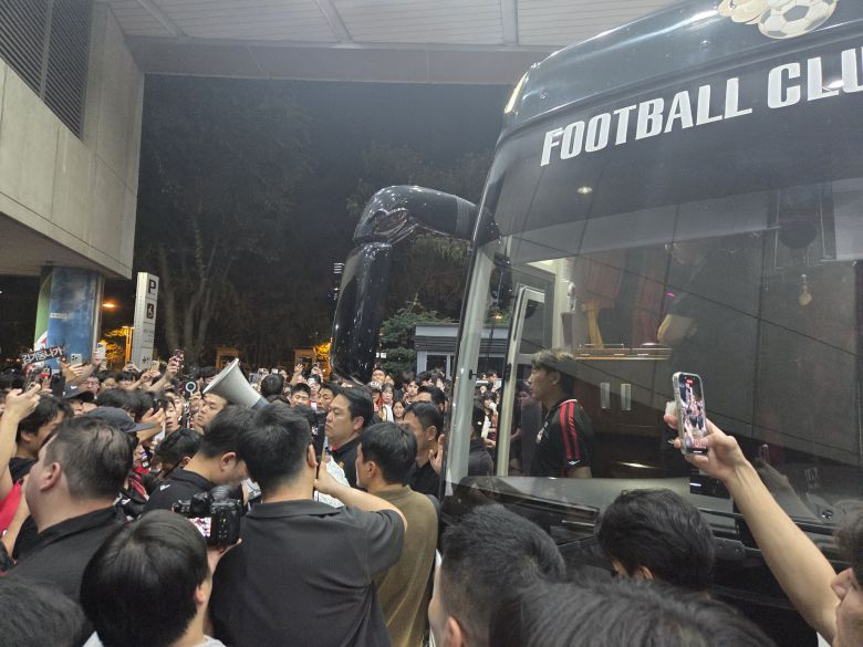 프로축구 FC서울 팬들이 퇴근길에 선수단 버스를 가로 막았다. 김기동 감독과 구단에 항의하기 위해서였다. 박린 기자