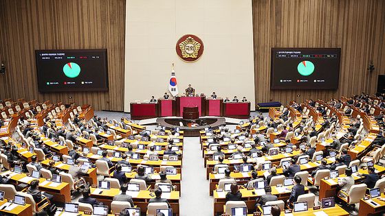 정청래 더불어민주당 대표가 22일 본회의에서 의원들과 대화하고 있다. 뉴스1