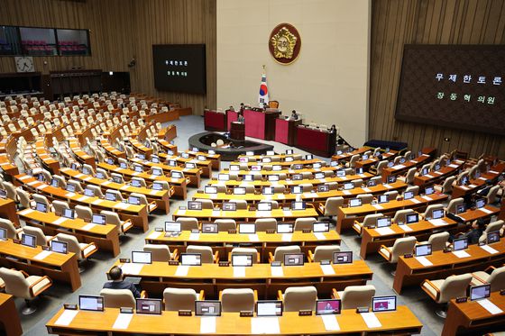 장동혁 국민의힘 대표가 22일 서울 여의도 국회에서 열린 제430회국회(임시회) 제2차 본회의에서 '12·3 윤석열 비상계엄 등에 대한 전담재판부 설치 및 제보자 보호 등에 관한 특별법안(대안)에 대한 수정안'에 대한 무제한 토론(필리버스터)을 하고 있다. 뉴스1