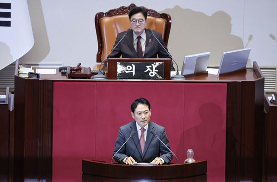 국민의힘 장동혁 대표가 22일 국회에서 열린 12월 임시국회 본회의에 내란전담재판부 법이 상정되자 무제한 반대 토론(필리버스터)을 하기 위해 발언대로 이동하다 우원식 국회의장에게 인사하고 있다. 연합뉴스
