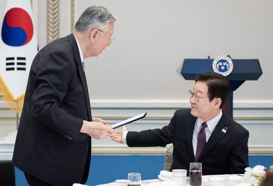 이재명 대통령과 김혜경 여사가 22일 오전 청와대 영빈관에서 열린 대한노인회 초청 오찬 '어르신이 걸어온 길, 우리가 이어갈 길'에 참석해 국민의례를 하고 있다. 오른쪽은 이중근 대한노인회장. 대통령실사진기자단