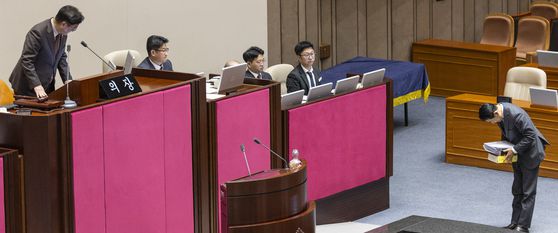 송언석 원내대표를 비롯한 국민의힘 의원들이 22일 서울 여의도 국회 본회의장 앞에서 가진 이재명 정권 사법부파괴-국민입틀막 악법 규탄대회에서 구호를 외치고 있다. 뉴스1