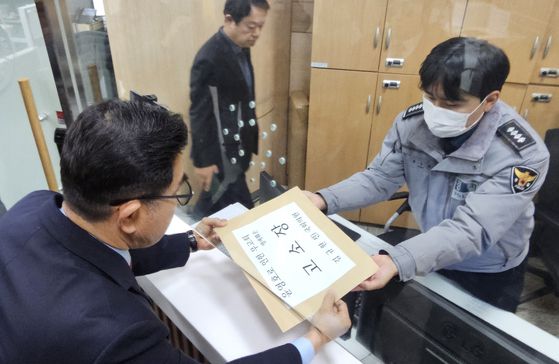 김규환 전 의원 대리인이 윤영호 전 통일교 세계본부장을 무고와 허위사실 적시 명예훼손 혐의로 경찰에 고소했다. 연합뉴스