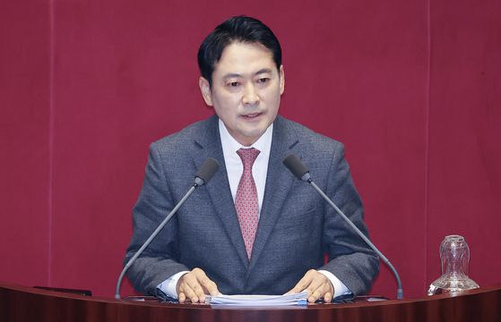 국민의힘 장동혁 대표가 22일 국회에서 열린 12월 임시국회 본회의에 내란전담재판부 법이 상정되자 무제한 반대 토론(필리버스터)을 하기 위해 발언대로 이동하다 우원식 국회의장에게 인사하고 있다. 연합뉴스