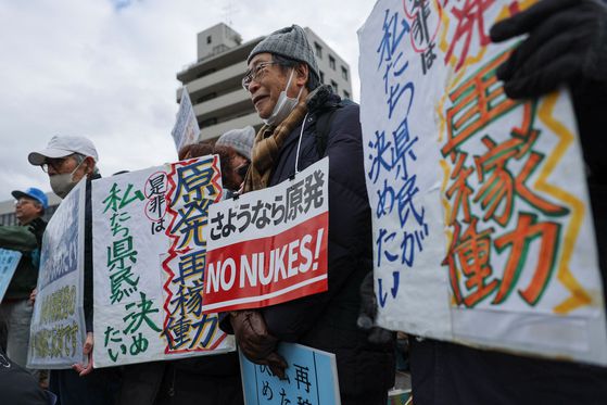 22일 일본 니가타현 의회 앞에서 약 300명의 주민이 원전 재가동 반대 시위를 벌이고 있다. 로이터=연합뉴스
