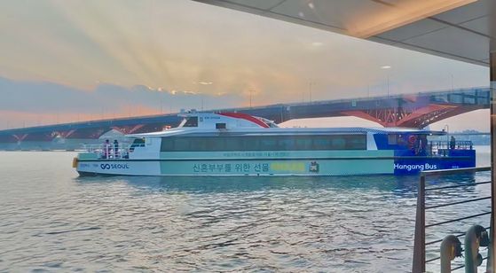 15일 탑승한 한강버스 실내에서 파노라마 통창으로 바라본 한강변 풍경. 문희철 기자