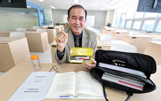 박도규씨가 가방 속 필기구와 책을 꺼내보이고 있다. 그의 가방 안엔 질서가 있었다. 김성태 객원기자