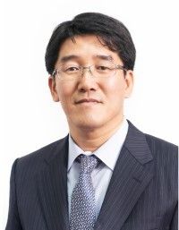 이찬진 금융감독원장(왼쪽에서 여섯 번째)이 지난 10일 서울 중구 전국은행연합회에서 열린 금융감독원장-금융지주회장 간담회에서 참석자들과 박수를 치고 있다. 왼쪽부터 박충현 금융감독원 부원장보, 김기홍 JB금융지주 회장, 이찬우 농협금융지주 회장, 임종룡 우리금융지주 회장, 함영주 하나금융지주 회장, 이찬진 금융감독원장, 조용병 은행연합회장, 진옥동 신한금융지주 회장, 양종희 KB금융지주 회장, 황병우 iM금융지주 회장, 빈대인 BNK금융지주 회장. 연합뉴스