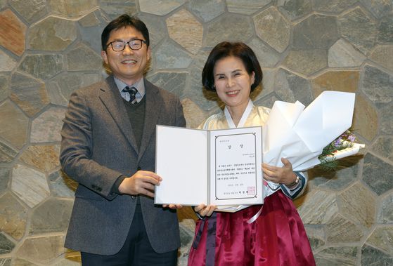 사단법인 대한민국교육봉사단은 2015년 이후 예술치유 기반 인성 교육 프로그램인 '마음톡톡'을 GS그룹과 함께 운영하고 있다. 학생들이 에술활동을 통해 고민을 표현할 수 있도록 해 2025 인성시민교육대상 단체 부문에서 교육부장관상을 받았다. [사진 한국청소년정책연구원]