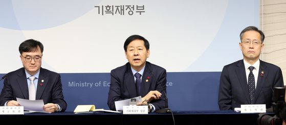 구윤철 경제부총리 겸 기획재정부 장관(가운데)이 지난 11일 정부세종청사에서 2026년 기재부 업무보고 주요 내용을 발표하고 있다. 뉴시스