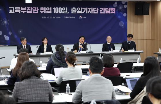 지난 22일 세종시 교육부 회의실에서 최교진 장관이 취임 100일을 맞아 열린 기자간담회에서 질문에 답하고 있다. 사진 교육부