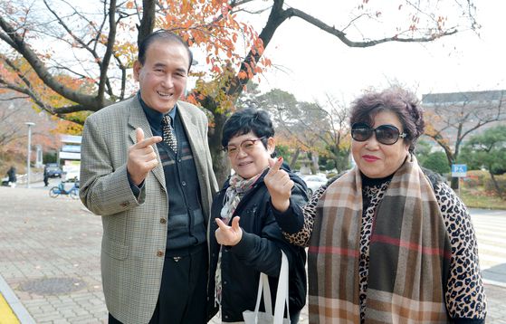 박도규씨가 대학 동기들과 다정하게 포즈를 취하고 있다. 김성태 객원기자