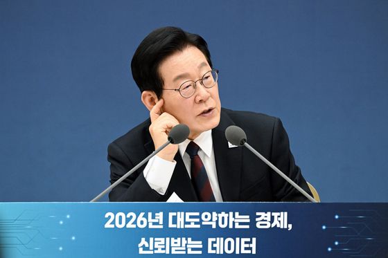 이재명 대통령이 지난 11일 세종시 세종컨벤션센터에서 열린 기획재정부(국세청·관세청·조달청), 국가데이터처 업무보고에서 발언하고 있다. 대통령실사진기자단