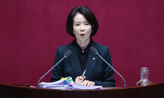 최수진 국민의힘 의원이 23일 국회에서 열린 본회의에서 정보통신망 이용촉진 및 정보보호 등에 관한 법률 일부개정법에 대한 무제한 토론을 하고 있다. 임현동 기자