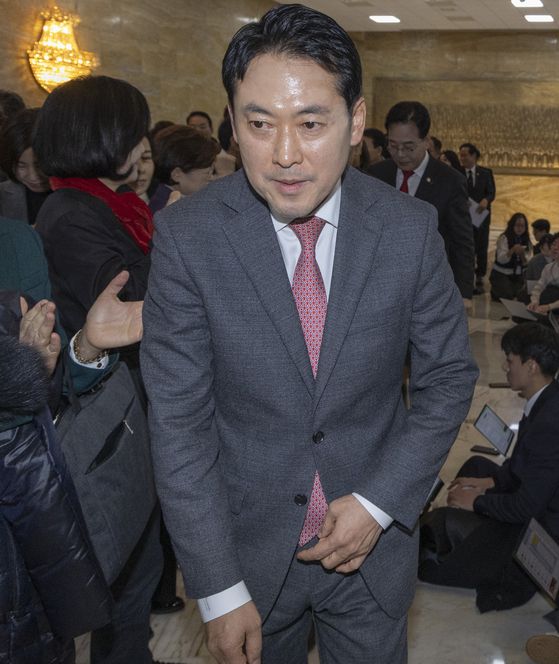 국민의힘 장동혁 대표가 23일 내란전담재판부법에 반대해 국회 본회의장에서 24시간 동안 홀로 국회에서 무제한 토론(필리버스터)뒤 로텐터홀에서 기자회견 가진 뒤 의원들의 박수를 받으며 떠나고 있다. 연합뉴스