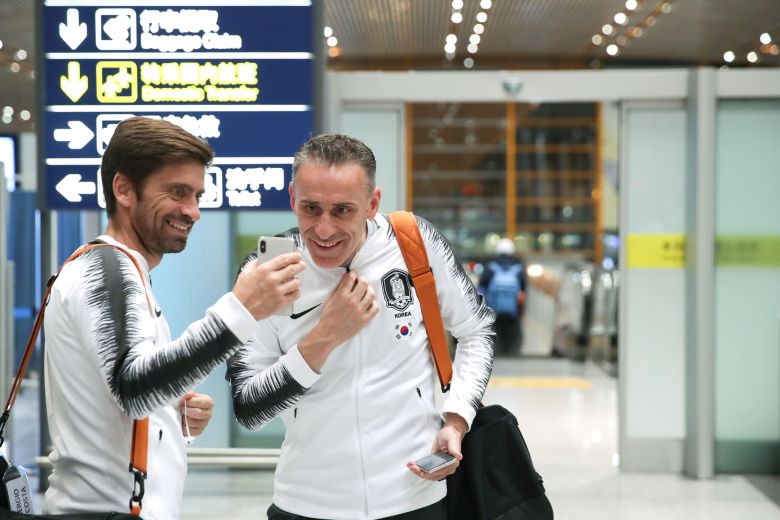 한국 대표팀을 이끌었던 파울루 벤투(오른쪽) 감독과 세르지우 코스타 코치. 사진 KFA