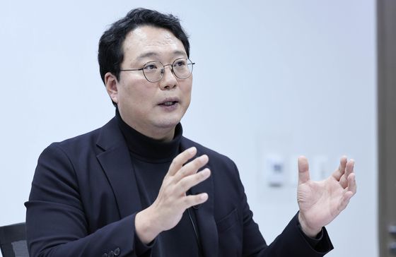 송언석 국민의힘 원내대표와 천하람 개혁신당 원내대표가 21일 서울 여의도의 한 식당에서 '통일교 특검법' 합의를 위한 오찬 회동을 마치고 브리핑하고 있다. 뉴스1