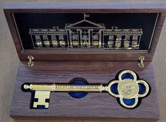 도널드 트럼프 미국 대통령이 이재명 대통령에게 ‘백악관 황금열쇠’를 선물했다고 대통령실 강훈식 비서실장이 24일 밝히며 공개한 사진. 사진 SNS 캡처