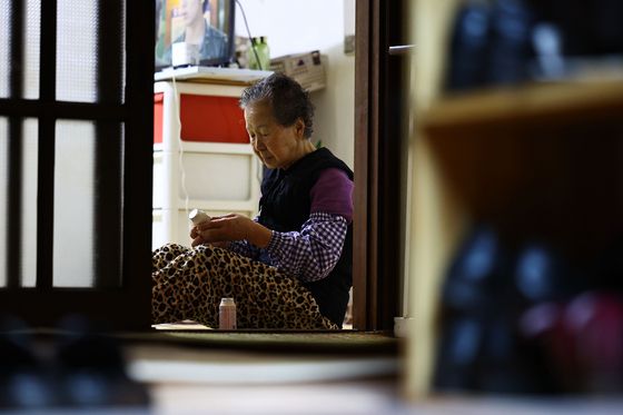 서울 집에 혼자 앉아있는 독거노인 김옥순씨. 가족이 없는 그는 안부 확인 같은 일상적 소통이 절실하다고 했다. 김종호 기자