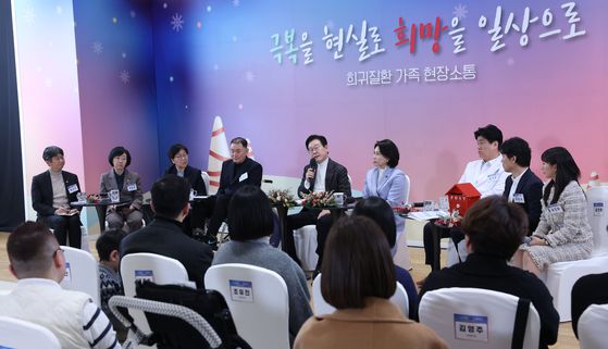 장동혁 국민의힘 대표(가운데)가 지난 23일 국회 본회의에서 필리버스터(무제한 토론)를 마친 뒤 동료의원들과 인사하고 있다. 임현동 기자.