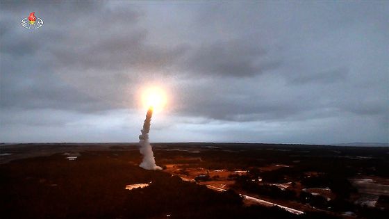 북한이 신형 반항공미사일을 시험발사했다고 25일 밝혔다. 노동당 기관지 노동신문은 시험발사가 전날인 24일 이뤄졌으며, 김정은 국무위원장이 이를 참관했다고 보도했다. 신문이 공개한 사진에 따르면 이 미사일은 지대공미사일로 보인다. 노동신문=뉴스1