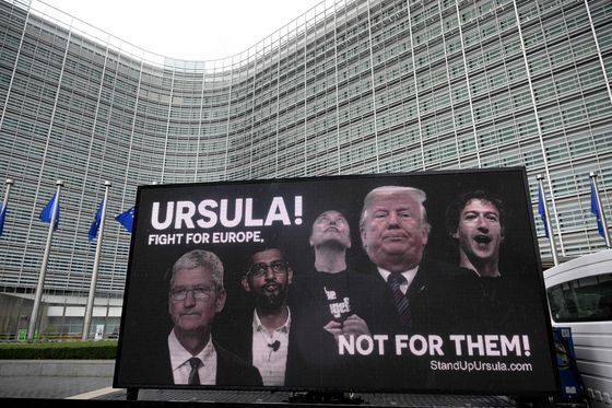 지난달 19일 브뤼셀 EU 본부 앞에서 '빅테크에 맞서는 사람들(People vs Big Tech)', '위무브 유럽(WeMove Europe)', '유럽디지털권리협회(EDRi)' 활동가들이 이동식 광고판을 들고 유럽집행위원회 위원장에게 트럼프와 빅테크에 맞서 유럽의 디지털 법을 수호할 것을 촉구했다. AFP=연합뉴스