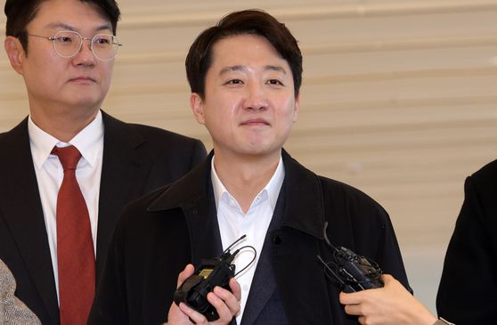 이준석 개혁신당 대표가 21일 오전 서울 광화문 김건희 특검 사무실에 출두하고 있다. 강정현 기자