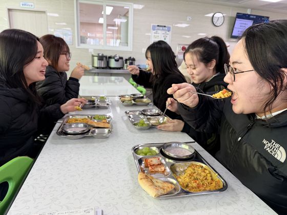 지난 1일 오후 제주시 제주여자상업고등학교 급식종사자가 급식실 조리공간에서 인공지능(AI) 기반 제주형 학교급식 조리로봇을 활용해 새우튀김을 하고 있다. 최충일 기자
