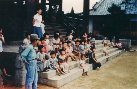 그의 부대가 돌봤던 경천애인사 아이들. 경천애인사 터는 지금 서울 삼각지에 있다. [사진 한우성 전 재외동포재단 이사장]