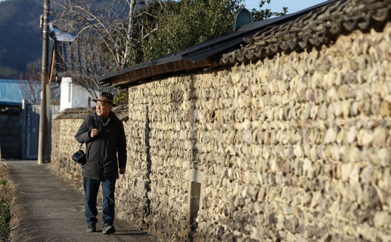 그가 '발사진가'라 불리는 이유는 걷고 또 걸어 이웃으로, 마을로 다가가기 때문이다.