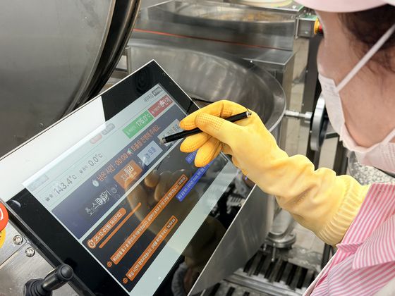 김광수 제주도 교육감이 지난 1일 오후 제주시 제주여자상업고등학교 급식실 조리공간에서 인공지능(AI) 기반 제주형 학교급식 조리로봇 시설을 둘러보고 있다. 최충일 기자