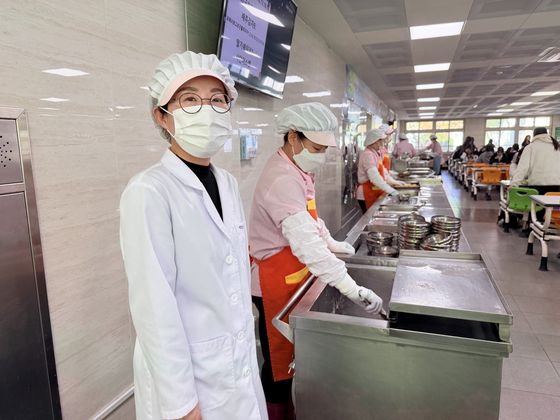지난 19일 제주여자상업고등학교 급식실에서 학생들이 인공지능(AI) 기반 제주형 학교급식 조리로봇을 활용해 만든 점심식사를 배식받고 있다. 최충일 기자