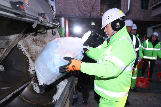 국민의힘 장동혁 대표가 26일 서울 도봉구 일대에서 생활폐기물 상차와 가로청소 봉사활동을 마친 뒤 환경공무관들과 국밥을 함께하며 조찬 간담회를 갖고 있다. 연합뉴스