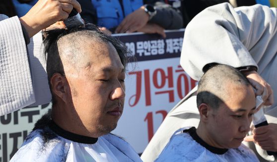 12·29 제주항공 참사 유가족들이 1일 서울 용산구 전쟁기념관 앞에서 항공철도사고조사위원회(항철위)의 공청회 중단과 조사기구 독립화를 촉구하며 삭발을 하고 있다. 뉴스1