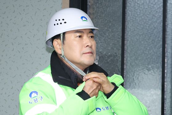 한동훈 전 국민의힘 대표가 3일 서울 여의도 국회도서관 인근 쪽문에서 12?3 비상계엄 1주년 기자회견을 하고 있다. 뉴스1