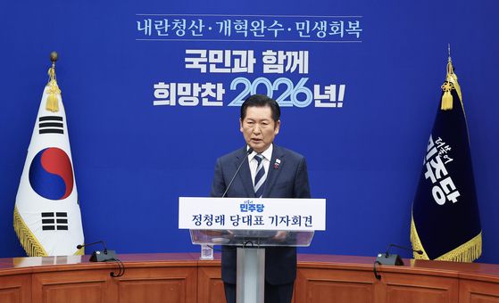 정청래 더불어민주당 대표가 26일 국회에서 당대표 기자회견에서 기자들 질문에 답하고 있다. 임현동 기자