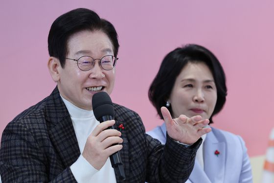 정은경 보건복지부 장관이 지난 19일 경북 예천군 소재 경도요양병원을 방문해 환자를 살피고 있다. 사진 왼쪽은 경도요양병원을 운영하는 인덕의료재단 이윤환 이사장. 사진 보건복지부