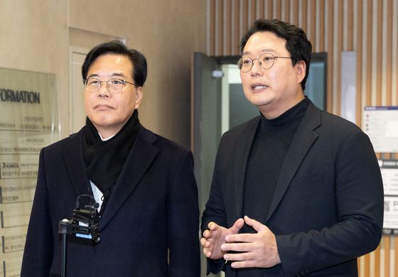 송언석 국민의힘 원내대표(왼쪽)와 천하람 개혁신당 원내대표가 지난 21일 서울 여의도의 한 식당에서 '통일교 특검법' 합의를 위한 오찬 회동을 마치고 브리핑하고 있다. 뉴스1