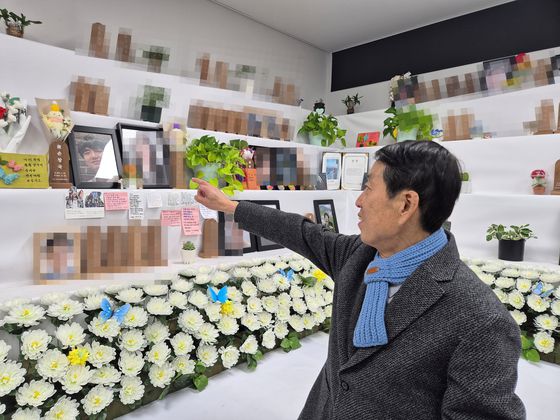 12·29 제주항공 여객기 참사 1주기를 닷새 앞둔 24일 무안국제공항 참사 현장 인근에서 유가족들이 추모 메시지를 적은 리본을 매달고 있다.연합뉴스