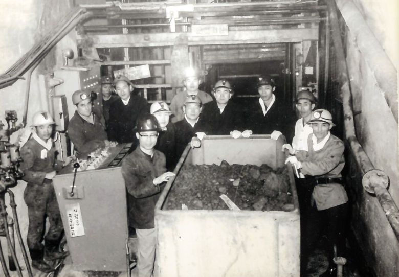 1960년대 박태준(오른쪽 넷째) 대한중석 사장 시절의 텅스텐은 대한민국 수출의 60%를 책임지는 효자 품목이었다.