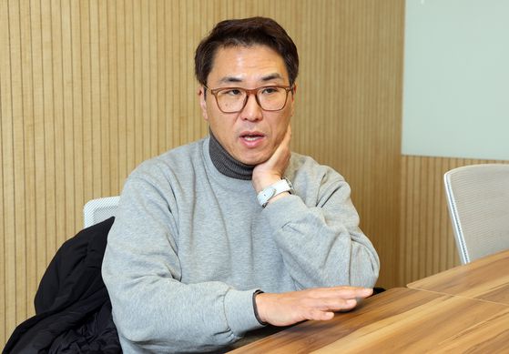 1년 전 무안 제주항공 여객기 참사로 어머니(故 강성인씨)와 아버지(故 한찬섭씨)를 잃은 한상연(47)씨가 23일 오후 서울 성수동에서 중앙일보와 인터뷰하고 있다. 강정현 기자