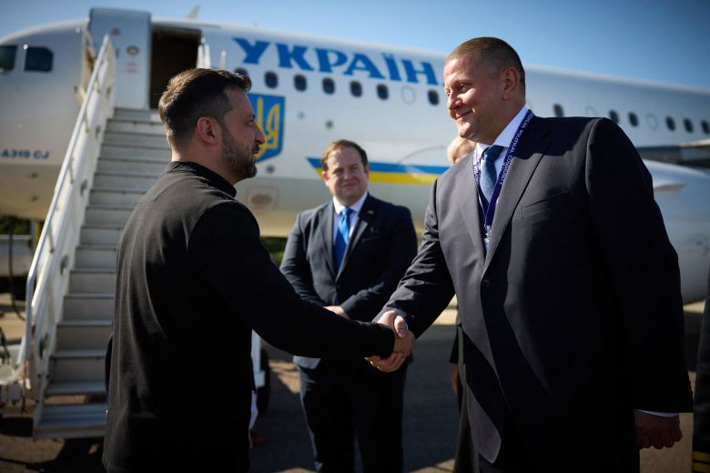 발레리 잘루즈니 전 우크라이나군 총사령관이 지난해 7월 18일(현지시간) 유럽 정치 공동체(EPC) 회의에 앞서 우드스톡에 도착한 볼로디미르 젤렌스키 우크라이나 대통령와 악수하고 있다. AFP=연합뉴스