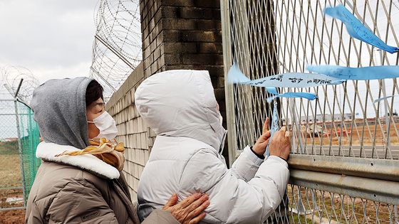 12·29 제주항공 여객기 참사 1주기를 엿새 앞둔 지난 23일 전남 무안국제공항 1층 합동분향소에서 유가족 손주택(67)씨가 참사 희생자인 아들 손창국(당시 29세)씨 사진을 바라보고 있다. 황희규 기자