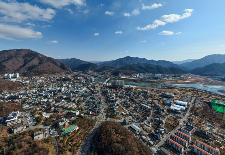 드론으로 촬영한 영월군 시가지 및 외곽 전경. 왼쪽 하단 건물이 영월군청이다. 김정훈 기자