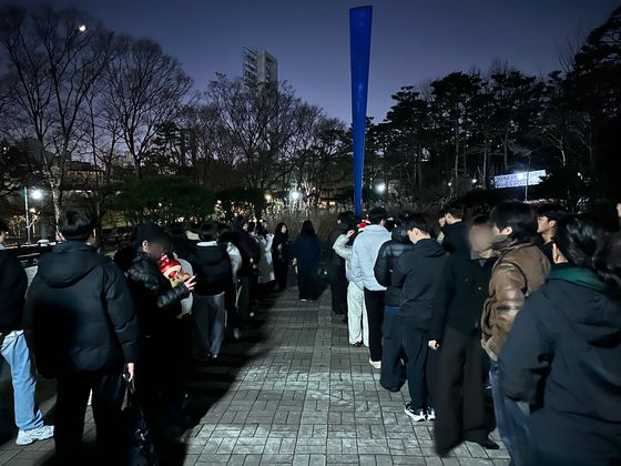 24일 오후 7시 용산구 효창공원에 '경찰과 도둑' 참가자들이 놀이 시작을 위해 모였다. 한찬우 기자