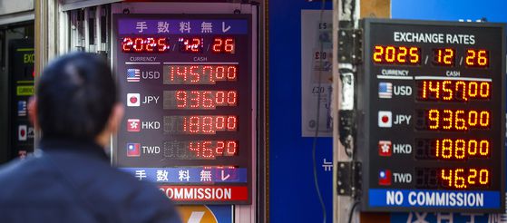 지난 24일 외환당국의 구두개입 영향으로 원·달러 환율이 하락세를 이어가고 있는 가운데 26일 오전 1457.0원에 거래되고 있다. 뉴시스